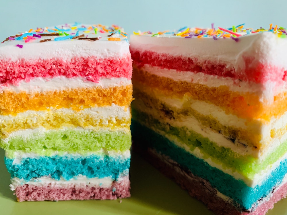 Gâteau contenant plusieurs colorants artificiels